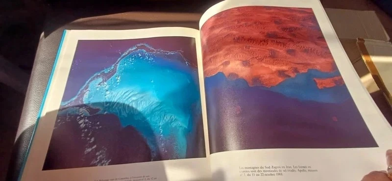 Pages area. Hardcover. One volume. Hardcover blue canvas under illustrated jacket. – photo 6